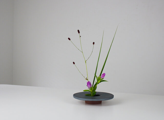 華道 生け花 鉄器 フラワーベース 剣山セット 装飾的金属製花瓶と付属品 楽天市場】【一輪挿し】華道家の方におすすめしたい【針のない