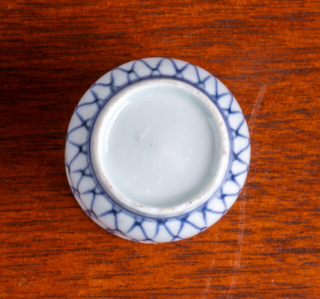 染付網目文 猪口 | iichi 日々の暮らしを心地よくするハンドメイドや