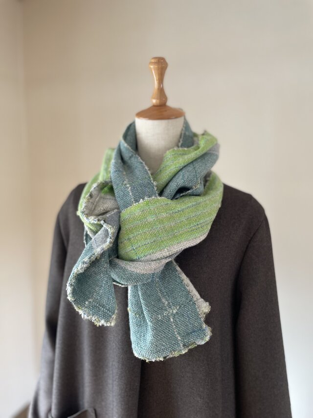 グレーがかったライトグリーンが映えるウールの大判ストール | iichi