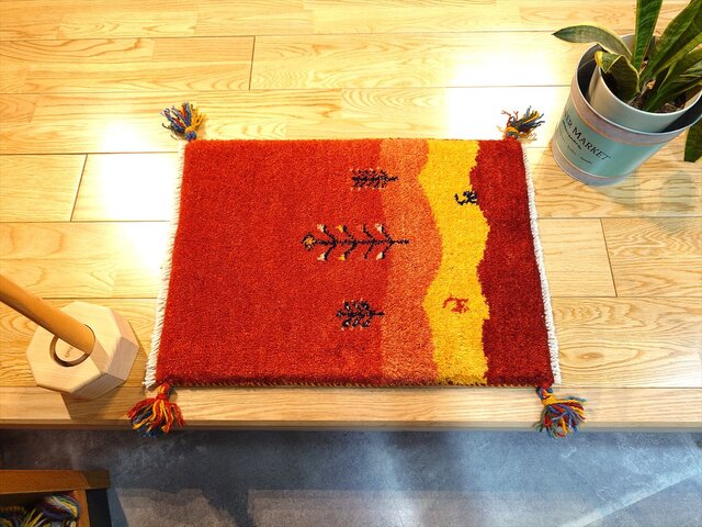 夏のキャンペーン】ペルシャ ギャッベ 117×78 小判型 茜色 ザクロの木