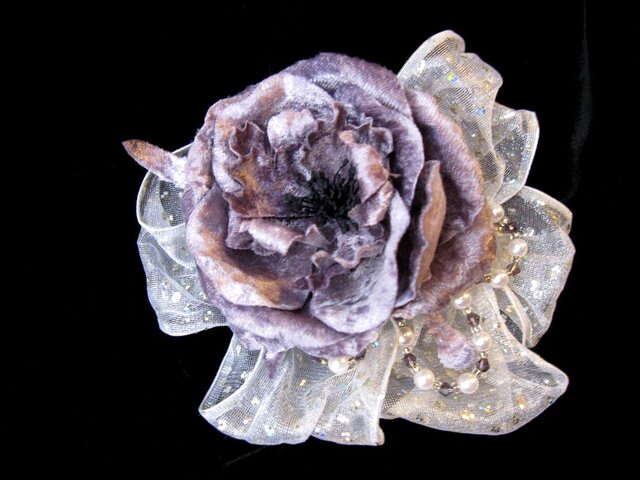 豪華布花染花コサージュ パープルグレー | iichi 日々の暮らしを