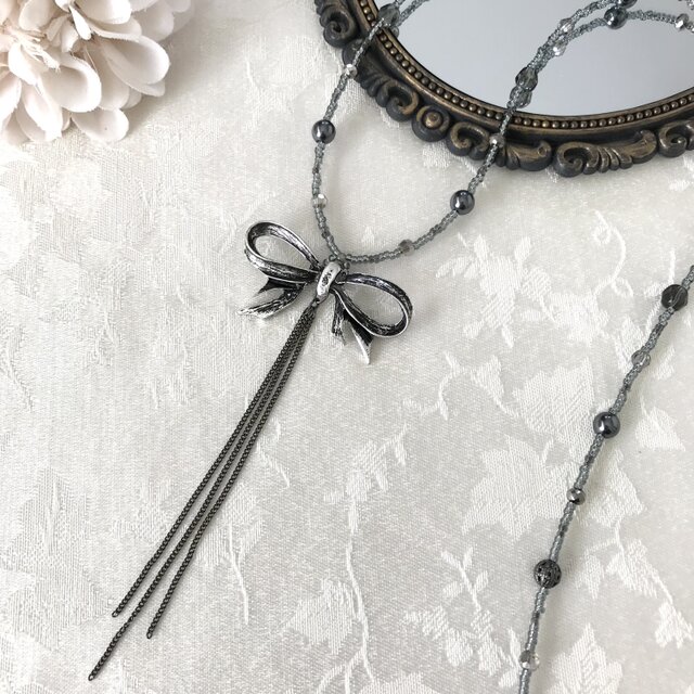 アンティーク調 リボン Y字ネックレス　メタルグレー モノトーン Yネックレス