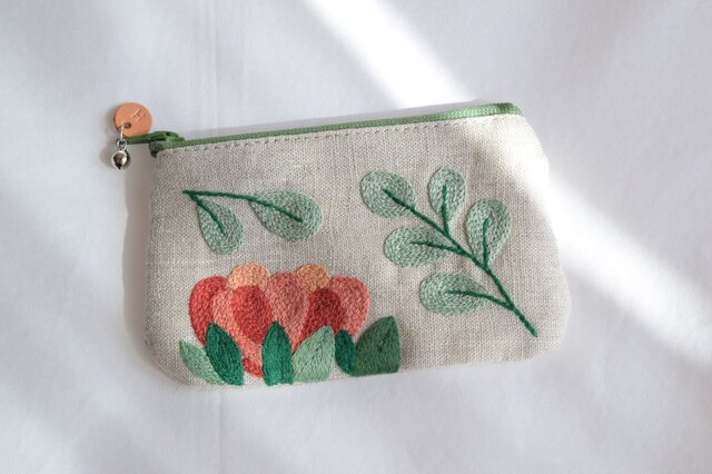赤い花」手刺繍ポーチ | iichi 日々の暮らしを心地よくする