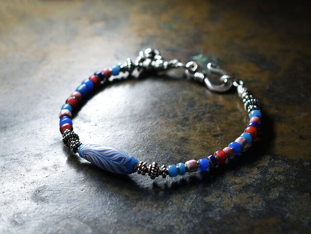 スカイブルーフェザービーズと多彩ヴェネチアアンティークビーズの