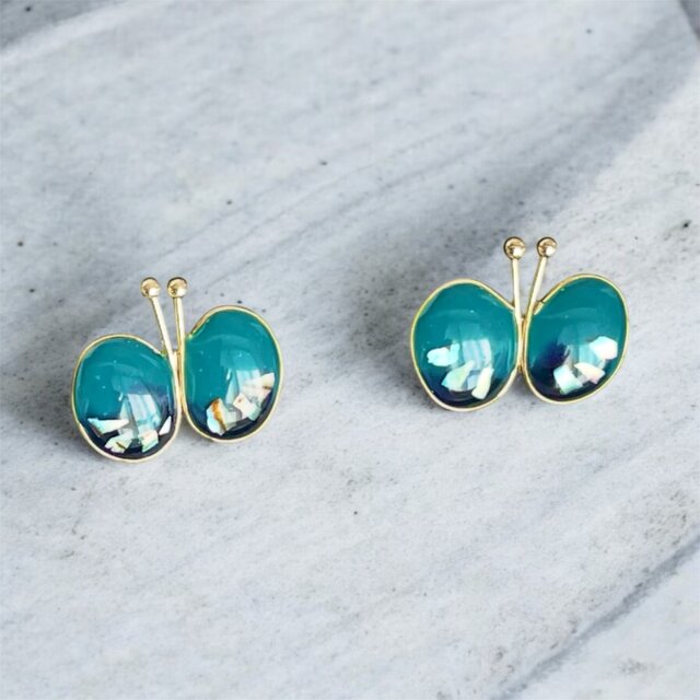 上品なブルーグリーンのちょうちょが耳元でキラキラするピアス