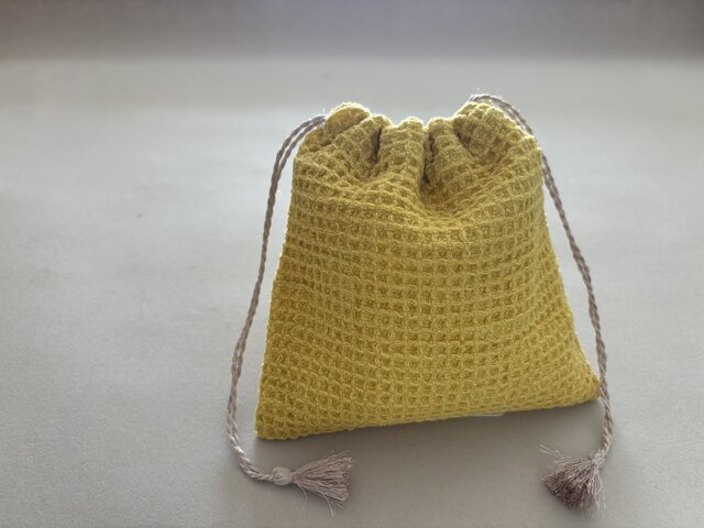 手紡ぎ手織り生地の巾着袋 ＃1 (ワッフル織、草木染) | iichi 日々の