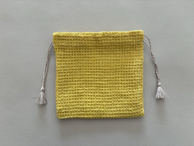 手紡ぎ手織り生地の巾着袋 ＃1 (ワッフル織、草木染) | iichi