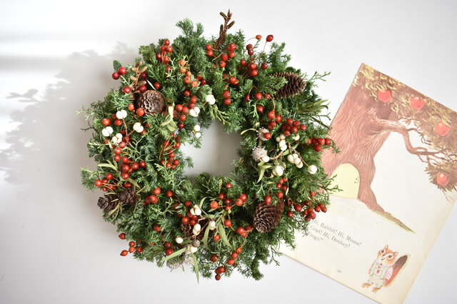 赤い実のクリスマスリース | iichi 日々の暮らしを心地よくする