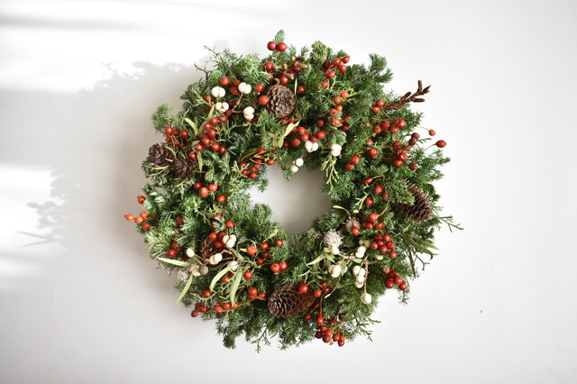 赤い実のクリスマスリース | iichi 日々の暮らしを心地よくする
