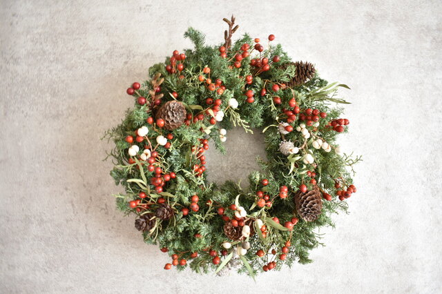 赤い実のクリスマスリース | iichi 日々の暮らしを心地よくする