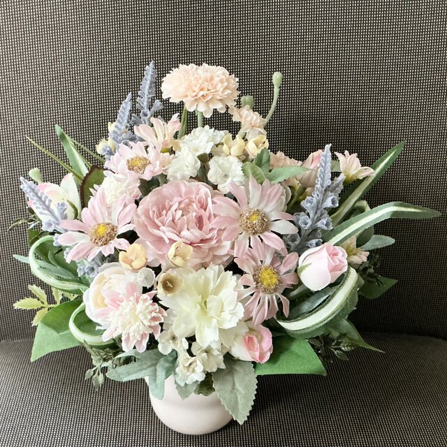 優しい色のフラワーアレンジメント（造花、インテリアフラワー、MLサイズ）