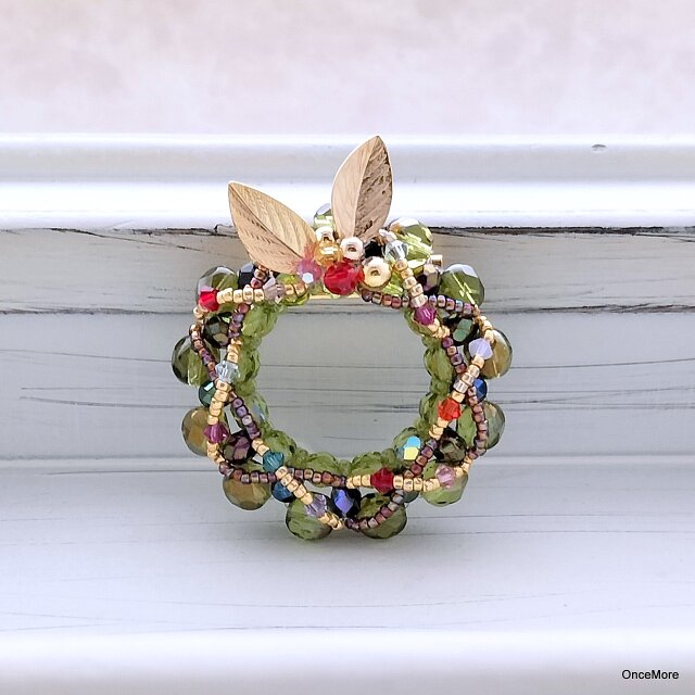 リースのブローチ 再販】クリスマスリースのブローチ（dec-8） | iichi 日々の暮らしを