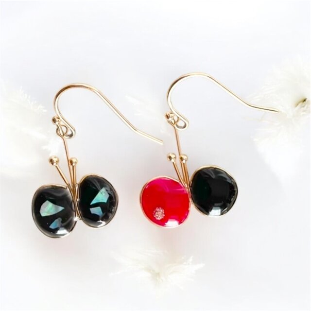 上品な黒と赤のちょうちょが耳元でキラキラゆらゆらするピアス