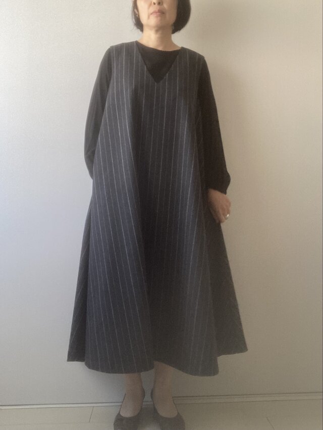 ウールのゆったりジャンパースカート　グレーストライプ