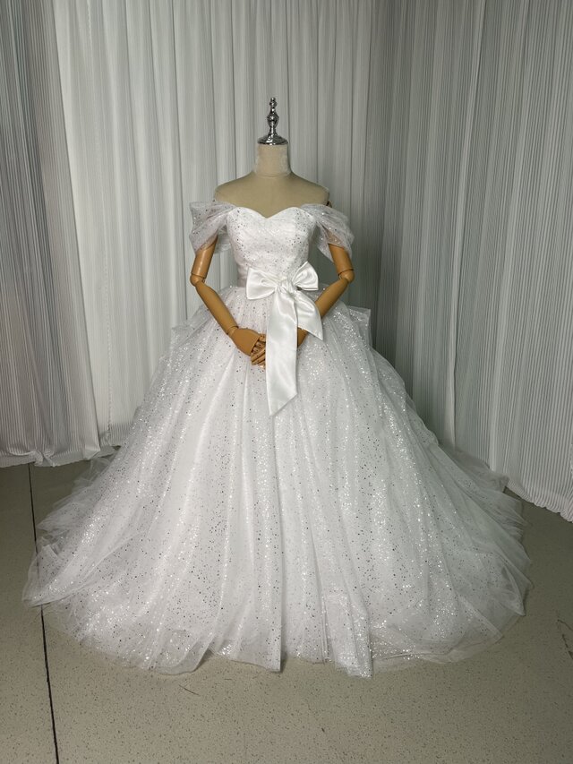美品！ウェディングドレス オフショルダー キラキラグリッターチュール サッシュベルト ラッフルフリル 結婚式