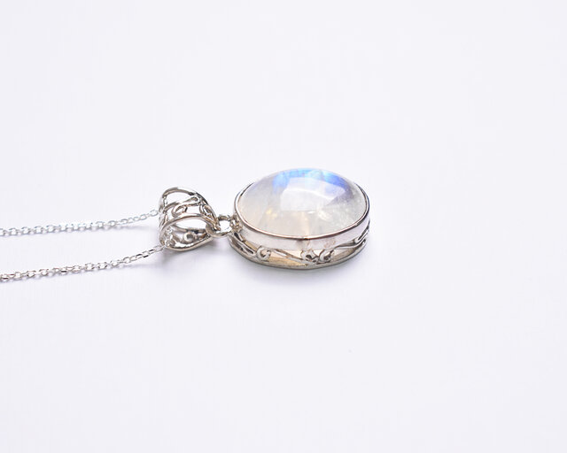 神秘的な輝きを放つレインボームーンストーンのシルバーペンダント