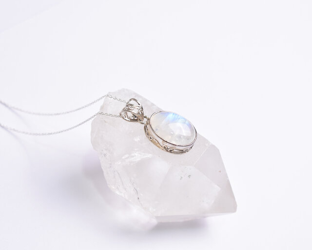 神秘的な輝きを放つレインボームーンストーンのシルバー