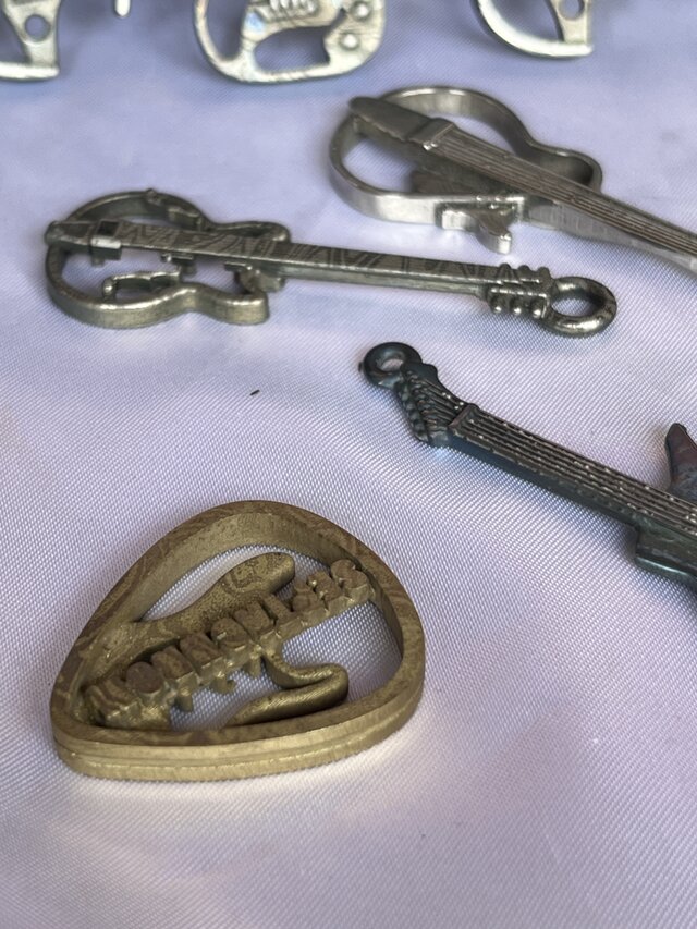 音楽の魂を刻むオーダーネームギターピックネックレス 音楽の魂を刻むオーダーネームギターピックネックレス | iichi 日々の