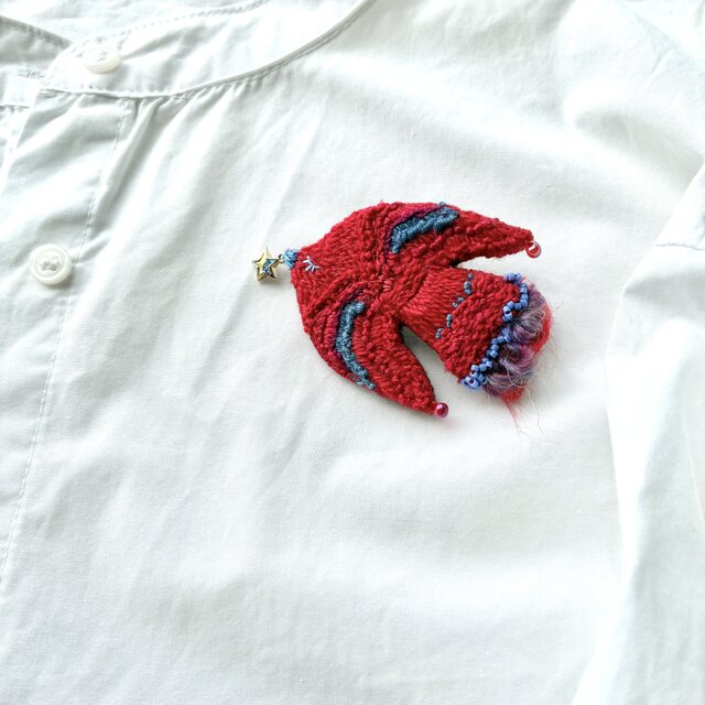 "冬の赤い星鳥" winter red star bird 星を見つけた冬の赤い鳥さん " 刺繍鳥ブローチ
