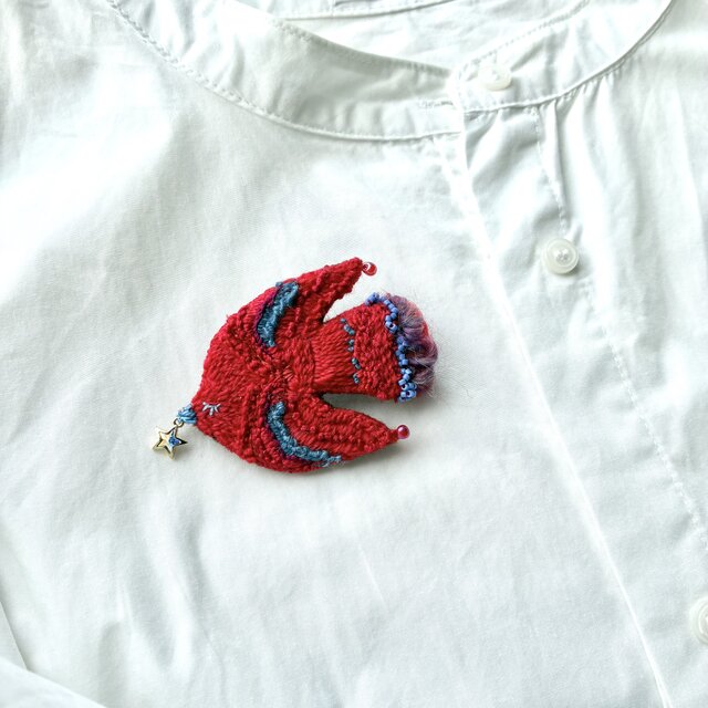 ハンドメイド刺繍ブローチ911 ショウジョウコウカンチョウと赤い実