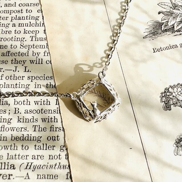 Dendritic Quartz 窓辺に猫