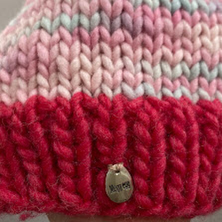 手編みニット帽・ファーポンポン付きネオンピンク | iichi 日々の