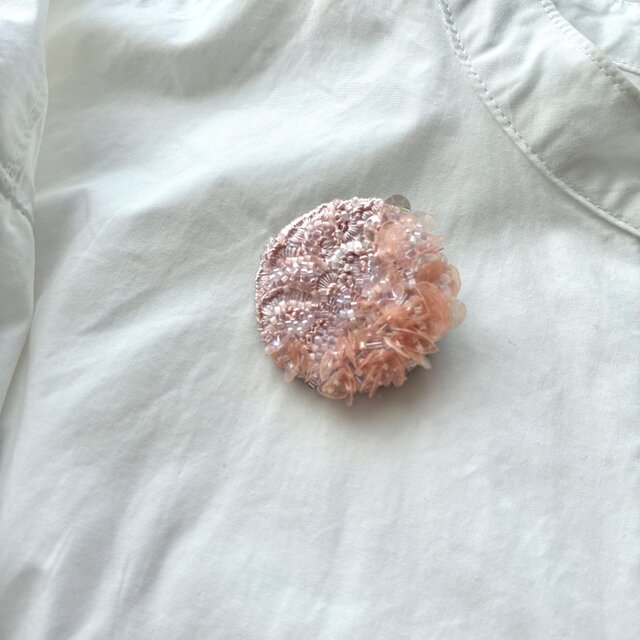 "winter coral pink " 冬にも優しい色合いコーラルピンク　スパンコール刺繍ブローチ