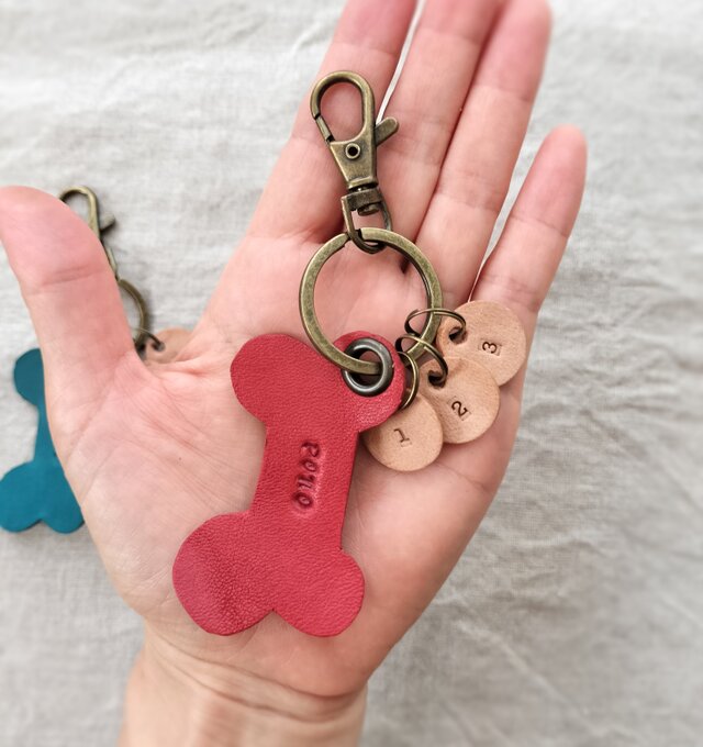キーホルダー　犬用の骨　レッド　オイルヌメ
