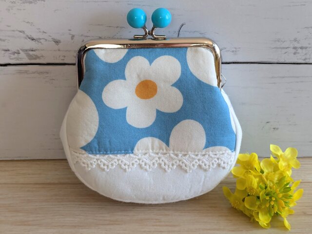 ブルー/白いツル花刺繍レースのがま口ポーチ(パール玉持ち手付) 大きな花が可愛いスカイブルーのがま口ポーチ | iichi 日々の暮らしを