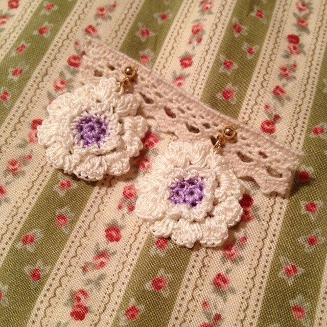 《レースのお花ピアス・イヤリング purple×white》の画像1枚目
