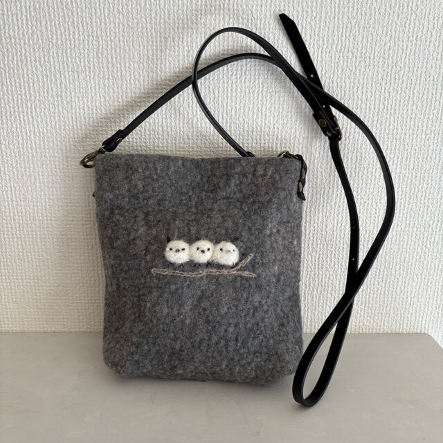 シマエナガちゃんショルダーバック　グレイ　　革ショルダー