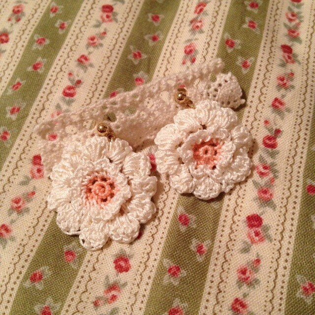 《レースのお花ピアス・イヤリング pink×white》の画像1枚目
