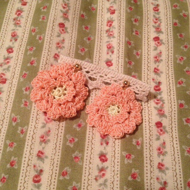 《レースのお花ピアス・イヤリング yellow×pink》の画像1枚目