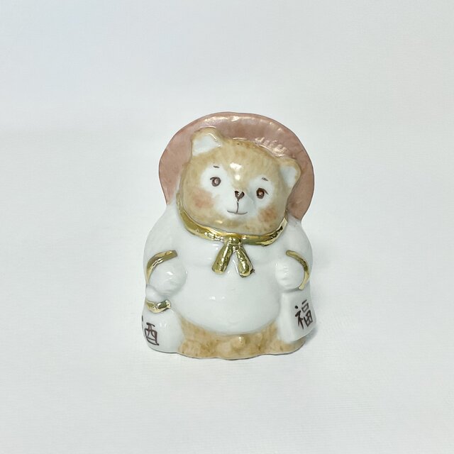 手描きのタヌキの、小さな白磁の置物