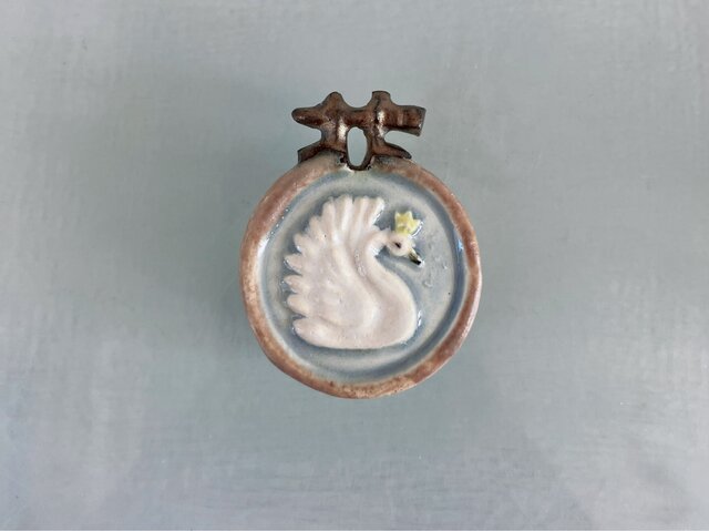湖の王様［陶器ブローチ/オーナメント］ | iichi 日々の暮らしを