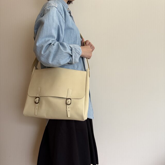 秋色トーン。本革 メールバッグ／アイボリー｜背面ポケット付き・A4対応・ナチュラルレザー