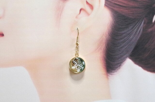 レジンアート 雪の結晶のラウンドピアス〈グリーンゴールド〉 | iichi