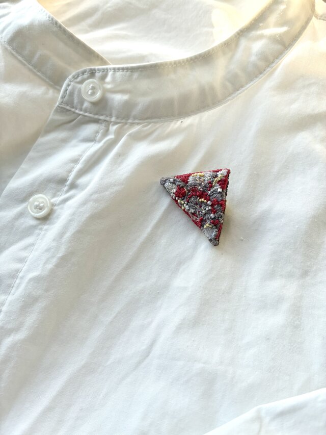 △"momiji"△ 紅葉　赤とブラウン　秋冬を彩るちいさな三角刺繍ブローチ