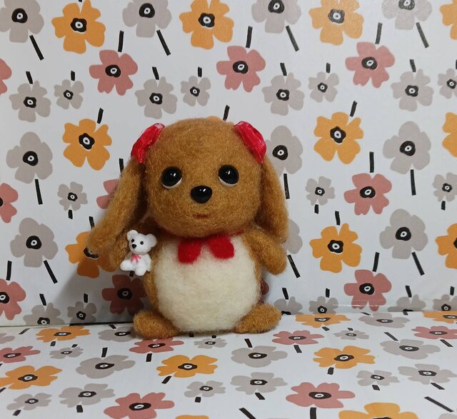 赤いリボンの可愛いダックス犬 羊毛 | iichi 日々の暮らしを心地よく