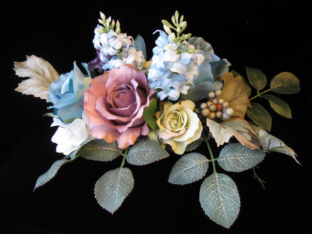 神秘的なブルーのバラのフラワーアレンジメント | iichi 日々の