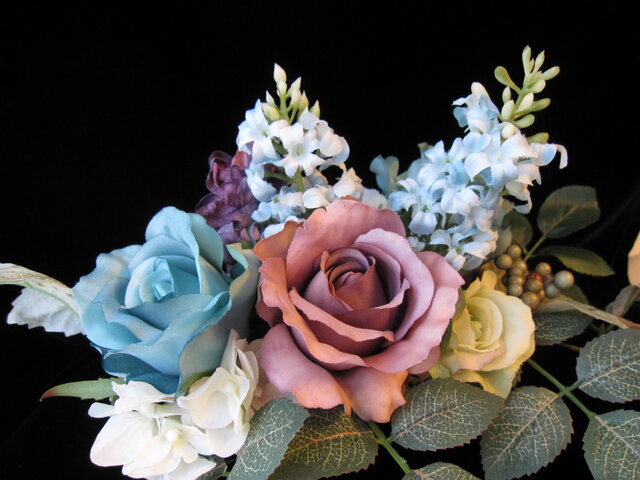 神秘的なブルーのバラのフラワーアレンジメント | iichi 日々の暮らし