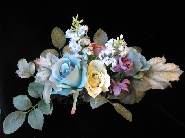 神秘的なブルーのバラのフラワーアレンジメント | iichi 日々の暮らし