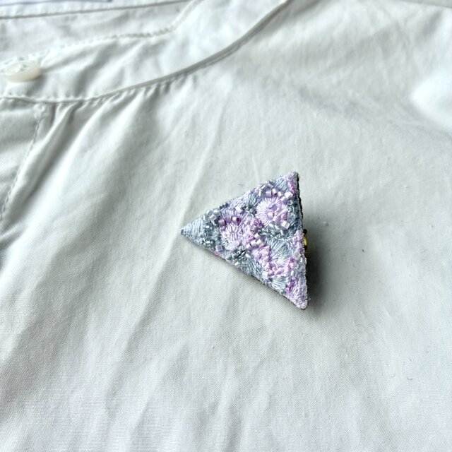 冬桜　グレー/ピンク　ちいさな三角刺繍ブローチ
