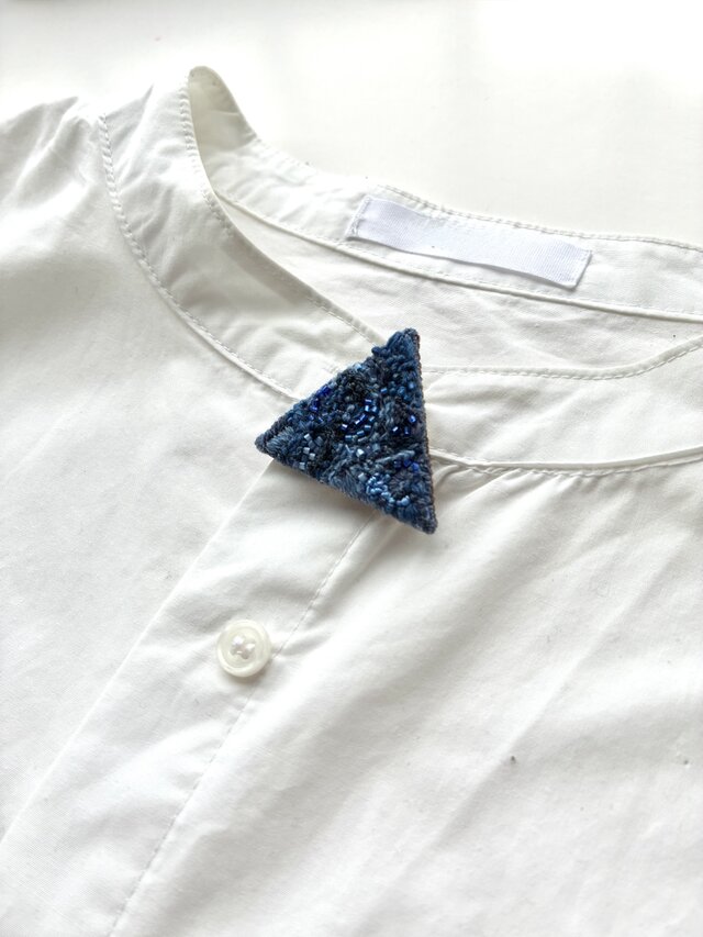 秋冬　"blue and blue" 静かな青いちいさな三角刺繍ブローチ