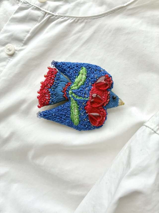 "heart flower blue bird" 一輪のぷっくりハートのお花を持つ鳥さん　刺繍オーナメント/ブローチ