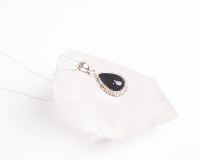 漆黒の輝きが美しいブラックオニキスのシルバーネックレス シルバー925