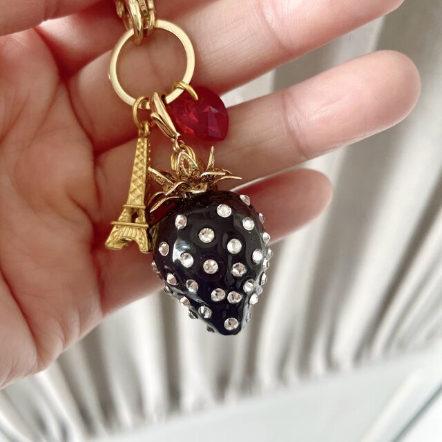 黒)スワロフスキーイチゴのバッグチャーム | iichi 日々の暮らしを