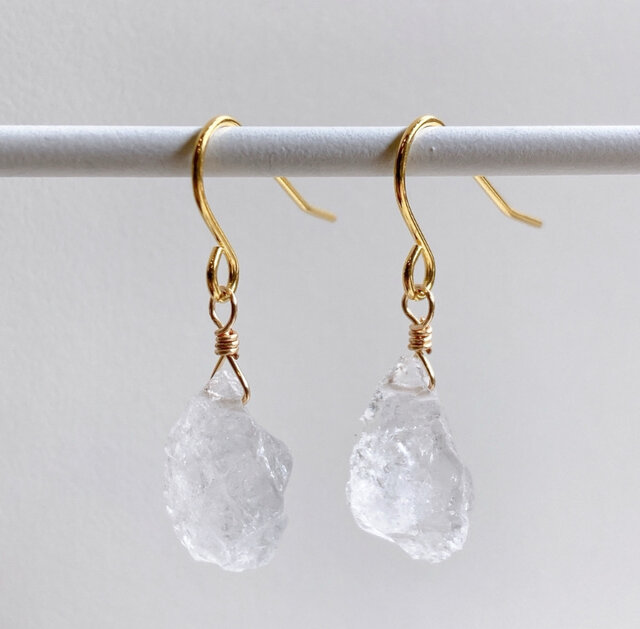 天然石ラフロック水晶ドロップ一粒ピアス/イヤリング | iichi 日々の