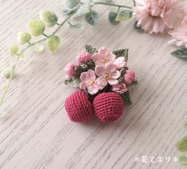 レース編み 小さなりんごのブローチ | iichi 日々の暮らしを心地よく