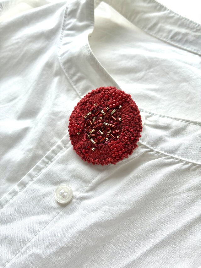 赤い果実　"akaikajitsu"  刺繍ブローチ